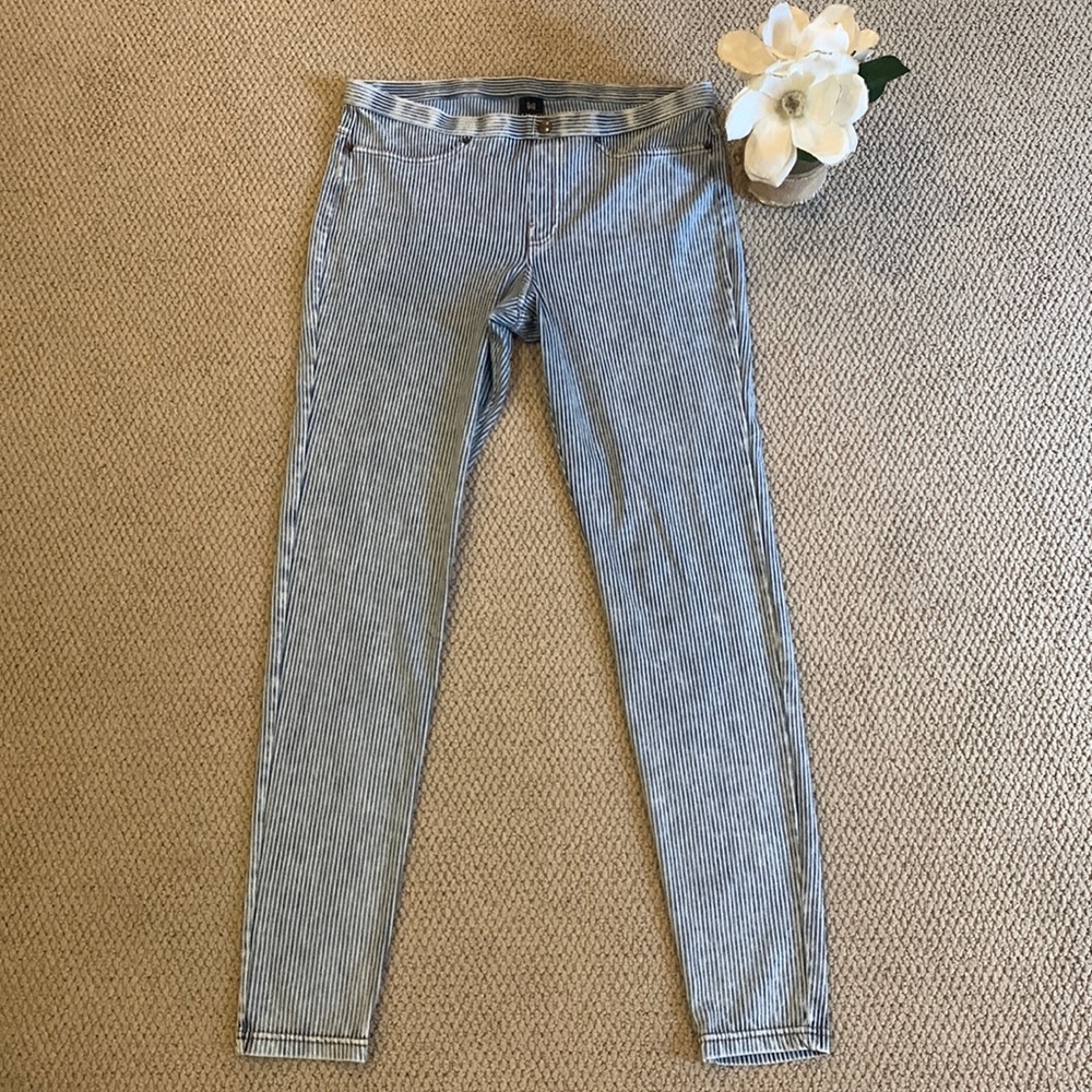 🌹HUE • EUC Stylish Stretch Blue Jean Pull On Jeggings • Comfortable •